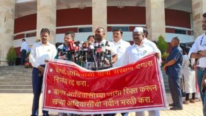 विधानभवन पायऱ्यांवर कम्युनिस्ट पक्षाचे आमदार कॉम्रेड विनोद निकोले यांची जोरदार घोषणाबाजी