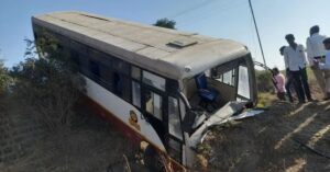 लातूर-पुणे रस्त्यावर बस उलटली; 14 प्रवाशांची प्रकृती गंभीर