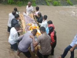 बुलेट ट्रेनच्या युगात मरणानंतरही यातना कायममृतदेह कंबरेइतक्या पाण्यातून नेण्याची वेळ