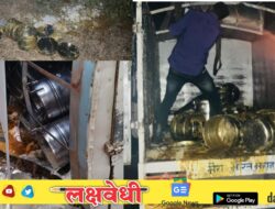 आश्रम शाळातील विद्यार्थी रात्री उशिरापर्यंत उपाशी ; जेवण घेऊन जाणारी पिकअप पलटी