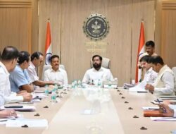 भूसंपादन, पुनर्वसन कामांना गती द्यावी- Eknath Shinde