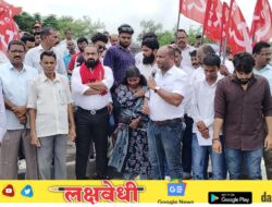 केंद्र सरकार विरोधात माकपचा मुंबई-अहमदाबाद रस्त्यावर आंदोलनदोन तास रस्ता धरला रोखून
