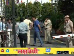 दिल्ली विधानसभेत खळबळ! सुरक्षा कवच भेदून कार घुसली आत; विधानसभा अध्यक्षांच्या गाडीवर शाईफेक!